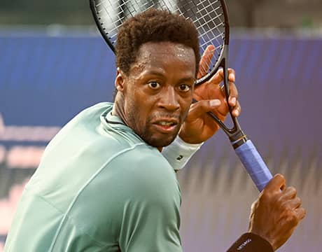 相手負傷 モンフィスが駆け寄る