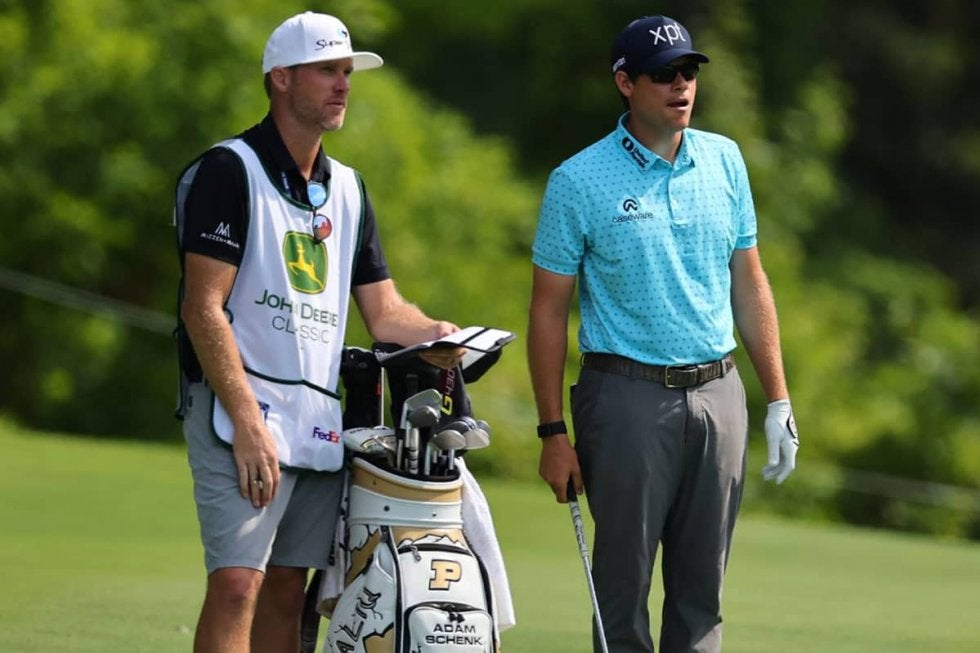 アダム・シェンクが2つのキャディバッグで転戦するワケ