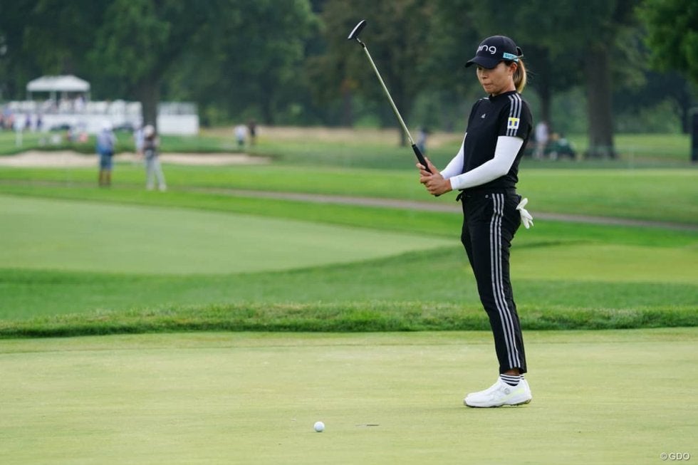 「カップにかすりもしない」 渋野日向子はショートパットで流れ作れず