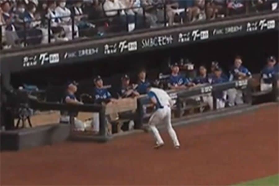 選手も拍手…ボールボーイが「すげぇ反応」　激ムズ回転を好捕、解説絶叫「うおー！」