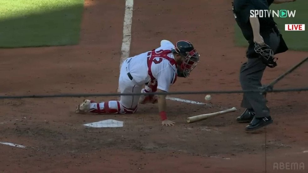 痛恨の同点エラーを防いだのはまさかの球審？あわや悪送球が直撃、ピンチ脱出の珍プレー