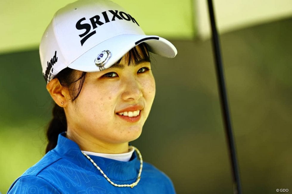 生涯初カーボンシャフトのアイアンがハマった 尾関彩美悠が連覇へ6位浮上