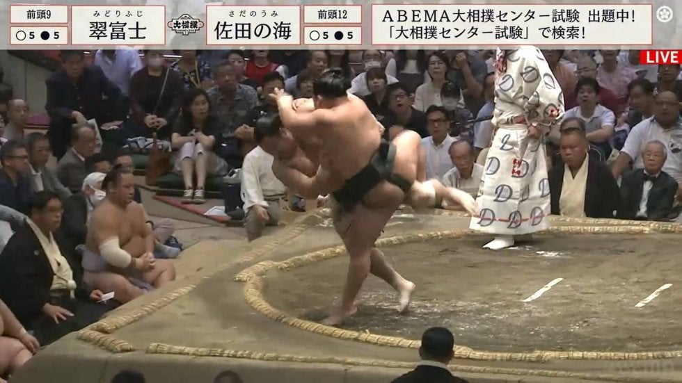 頭をギュッ！足はガッチリ！業師・翠富士が館内を大興奮させた“アクロバティックすくい投げ”
