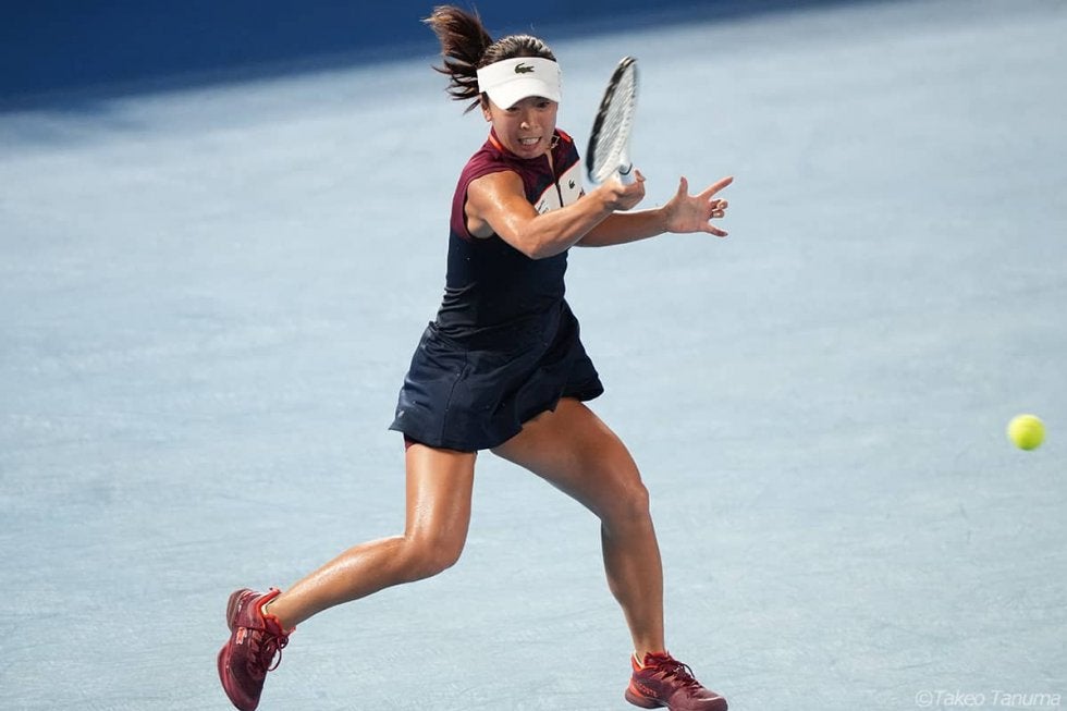 本玉真唯、世界2位シフィオンテクに健闘もリードを守り切れずストレートで敗れる[東レPPO]