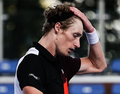 激昂し主審にボール直撃 即失格