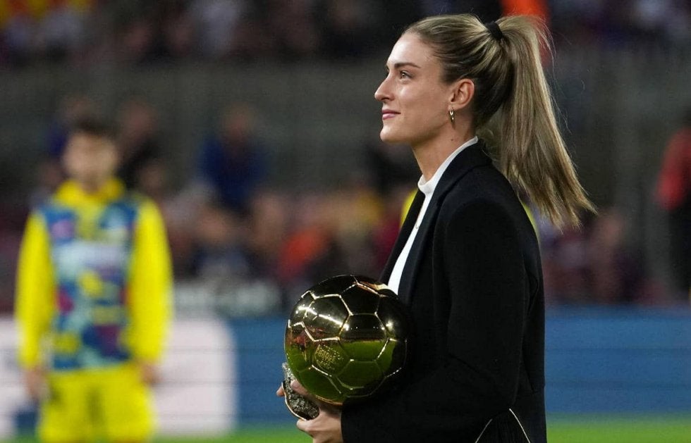 バルサ女子で400試合出場のスペイン女子代表MFプテジャスへ額入り特別ユニが贈呈、歴代最多得点へもあと「1」と迫る サッカー スポーツ