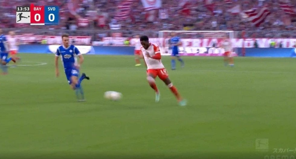 最高時速37キロ！足が速すぎて相手を吹っ飛ばす「普通はここにボール出さない」 “世界最速レベルの男”アルフォンソ・デイビスの爆速ドリブルがヤバすぎる瞬間