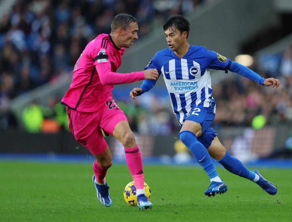 「突っ込んだ！」三笘薫、3人がかりのパワープレスに強引突破を図る瞬間「間を抜くのがうまい」元日本代表はドリブルの“コース取り”を称賛