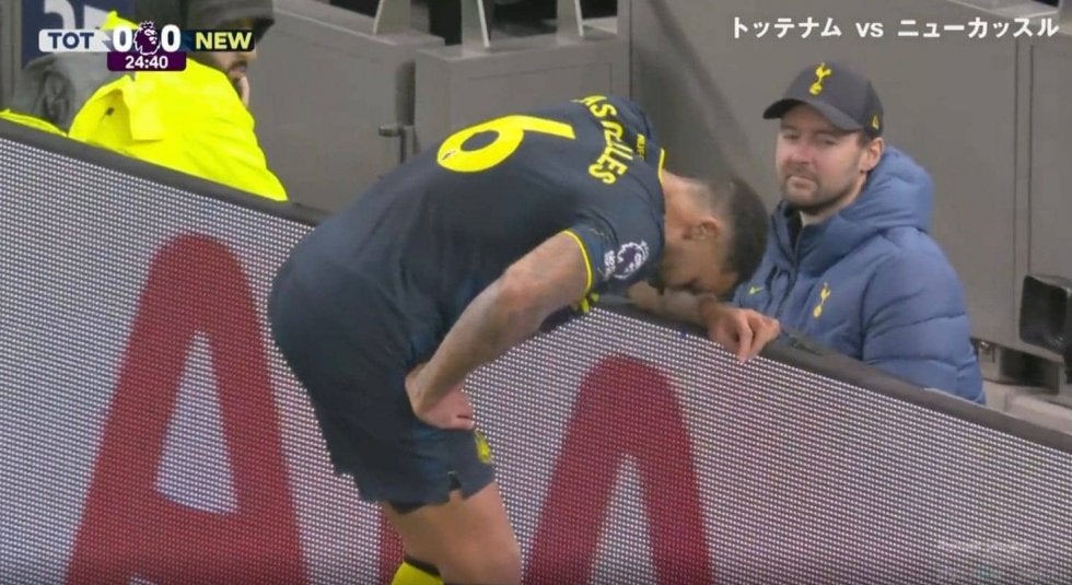 もはや事故！「エグいな」「大丈夫か…」 爆速で飛び込んでゴールライン外の看板に衝突した瞬間　プレミア最多11名の離脱者！怪我人続出のニューカッスルに災難が起こりまくる