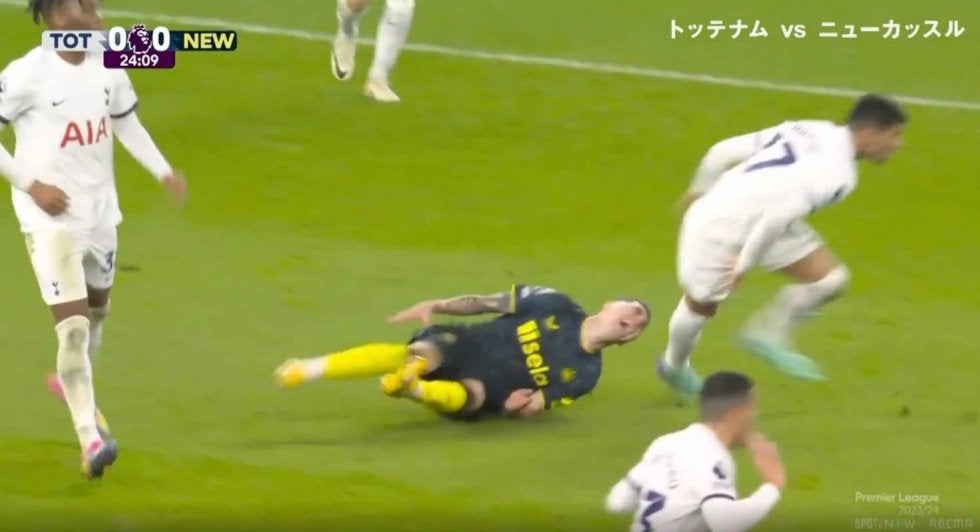 ぶっ倒して何が悪いんだよ？→サポーターがブチギレ！「悪い奴だな」「反省しろよ！」 潰しにかかった容赦ない“強烈タックル”が炸裂 アルゼンチン代表DFのラフプレーに大ブーイングの嵐