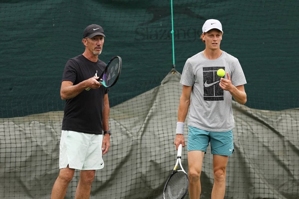 世界4位シナーの躍進を支えた2人のコーチがATPアワードを受賞