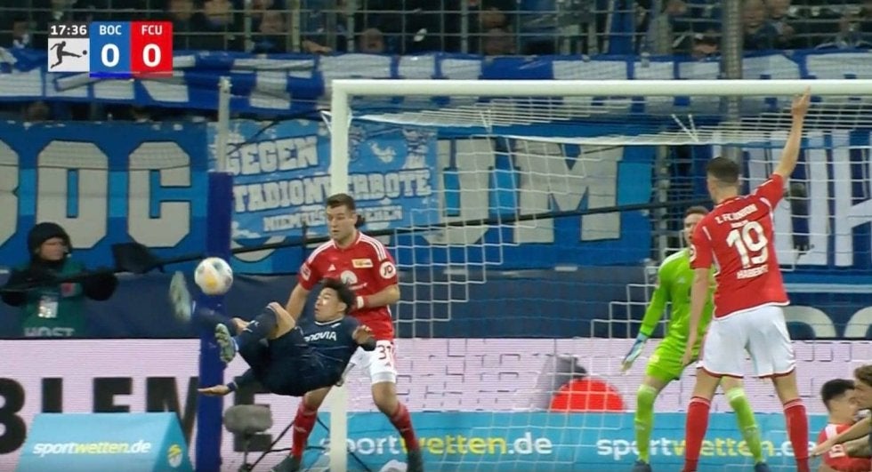 スタジアム騒然！ジャガー・浅野拓磨が豪快すぎるド迫力オーバーヘッドシュートを炸裂した瞬間　難しい体勢で野生の超反応！アクロバティックなフィニッシュにファン大興奮