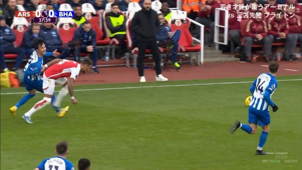 三笘薫、ブチギレ猛抗議に「仕事したな」イングランド代表DFファウル覚悟の“ひっぱりディフェンス”に猛アピール成功の瞬間