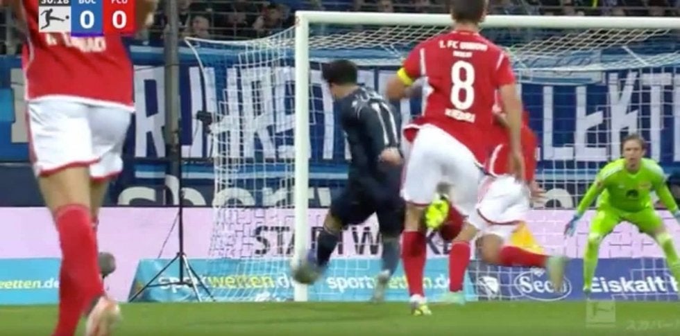 スタジアム騒然！「速すぎるだろ…」「チョコドーピング」 絶好調のジャガー・浅野拓磨が左足一閃！“強烈ダイレクトシュート”を放った瞬間　完全覚醒を予感させるフィニッシュワーク