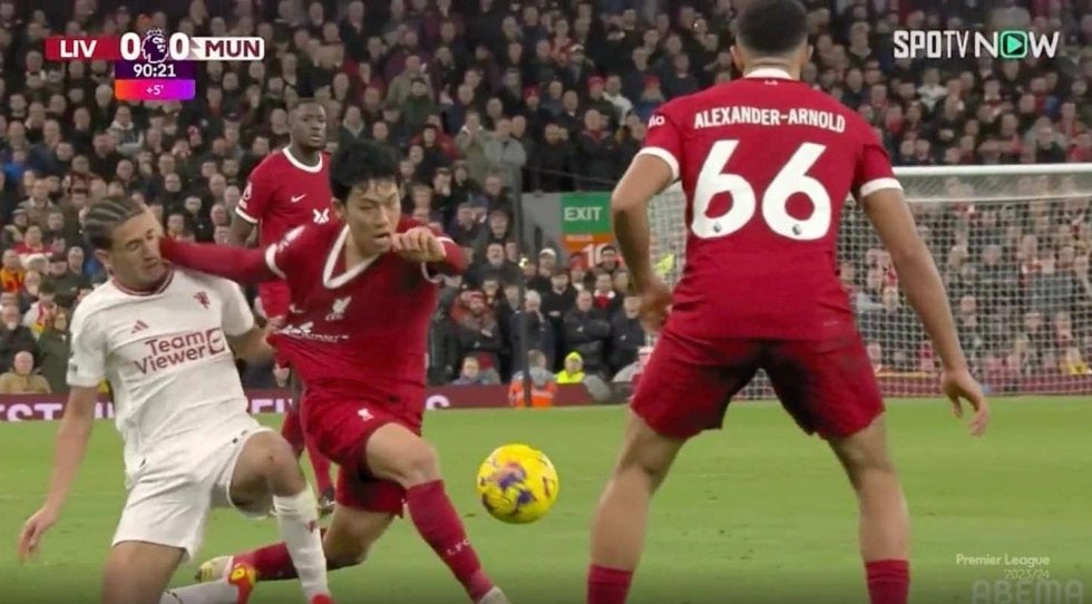 「日本のサムライ」「MVPに値する選手」 スーパーゴール、神ディフェンス… リバプール遠藤航が“世界最高レベル”のプレーを連発する瞬間　クラブ月間MVP選出に地元ファン大歓喜