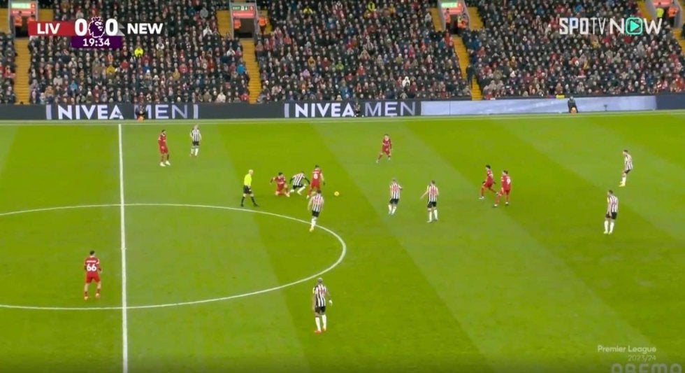 「世界最高レベル」「頼りになる」リバプール遠藤航が“世界最高のDF”も認めるスーパープレーを炸裂した瞬間　ネクストレベルに進化したデュエル王の“ボール奪取→速攻攻撃”