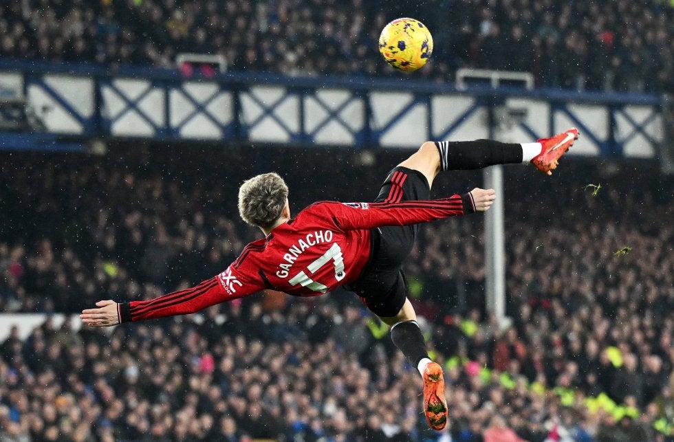 「歴史に残るゴラッソ」「神技」19歳逸材の驚愕オーバーヘッド弾が再脚光！ルーニーのバイシクル→クリロナのゴールパフォに「何回も見ちゃう」【プレミアリーグ前半戦BESTゴール】