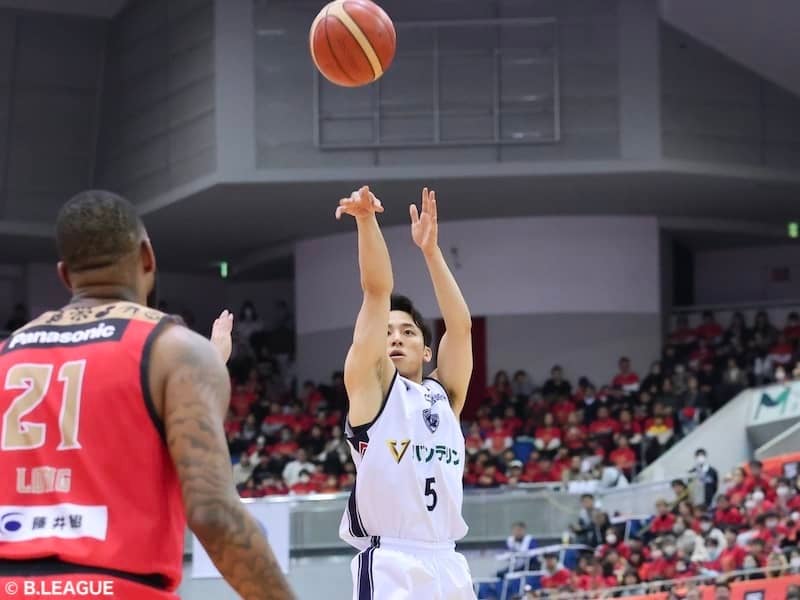 横浜BCが敵地で大阪にリベンジ…河村勇輝は勝利を引き寄せる連続3Pを沈めて31得点