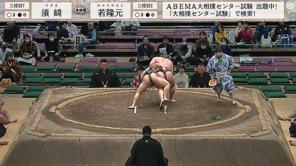 軍配差し違えで無念の黒星も…心こもった所作に好感と称賛の声 投げに耐えて顔面すりむき出血、髷が土俵に…