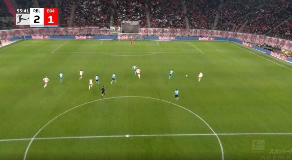 スタジアムが熱狂！「この試合面白すぎる」「これは神試合」わずか10秒でゴールを叩き込んだ瞬間　追いつけねえ… 美しすぎる“レッドブル流”爆速カウンターが炸裂