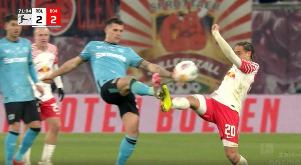 「格闘技かよ！」「エグすぎる…」ファウル判定にブチギレ！爆速ラン→高速“足裏キック”で蹴り飛ばした瞬間　イラつく神童が危険すぎるラフプレー