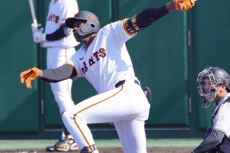 巨人育成19歳が「とんでもない逸材」　逆方向へ軽々HR…193cmの怪物出現「ついに覚醒か」