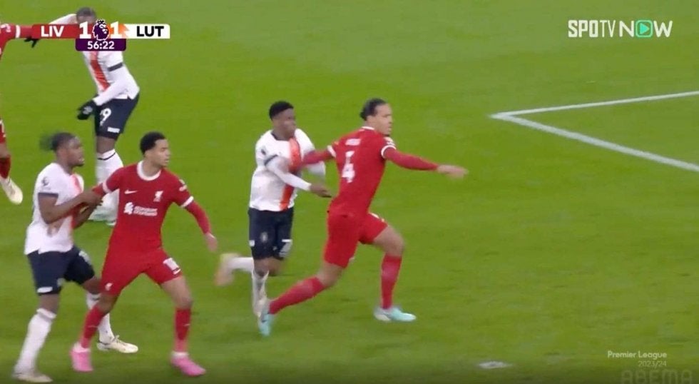 「ぶつかったら死ぬだろ…」「怖すぎる」走りながら人を吹っ飛ばす！世界最高DFが猛突進→ド迫力“弾丸ヘッド弾”を炸裂した瞬間　リバプールの頼れるアニキがチームを着火させる一撃