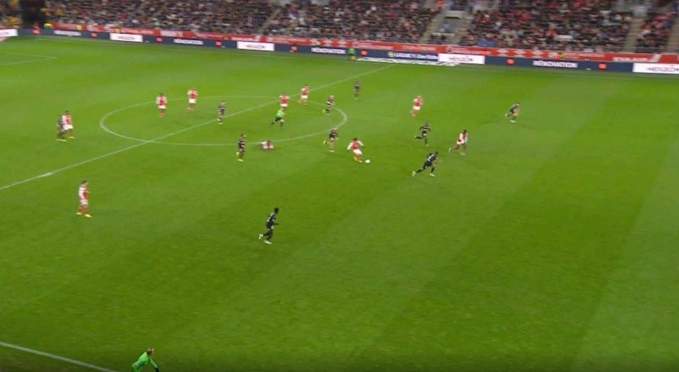 「変態パス！」「これはエグい」伊東純也が美しすぎる“神スルーパス”を炸裂した瞬間　正確無比のコントロールで守備陣を一気に崩壊させた圧巻テクニック