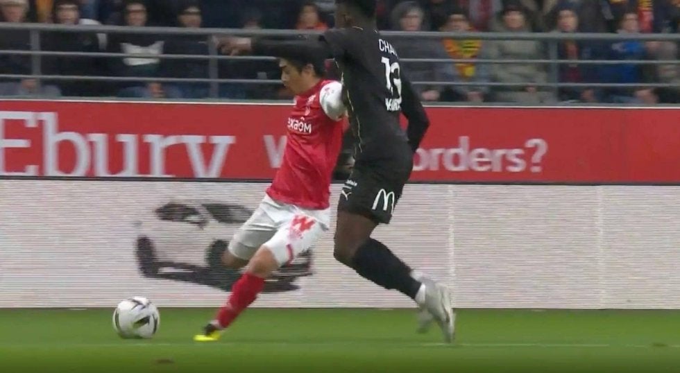 「速すぎて見えねえ…」「エグすぎる」伊東純也が爆速ドリブル→美しい“超高速グラウンダークロス”を炸裂した瞬間　ゴール前まで一瞬で切り裂いたスーパーアシスト