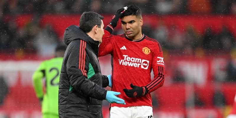 テン・ハグ監督がフルアム戦で交代したカゼミロの状態について言及｢頭と頭がぶつかったのは間違いない｣