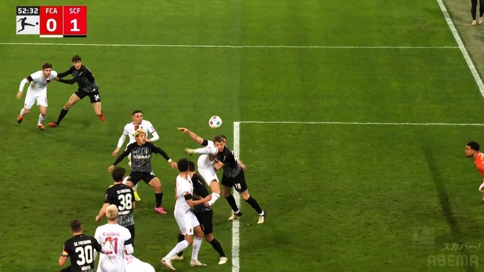 堂安律も見た格闘技クラスの衝撃シーン！顔面に膝と足が直撃→ドイツ代表DFが悶絶…ファウル問題児FWの危険プレーに「大丈夫か？」「いってぇ」などファンも心配