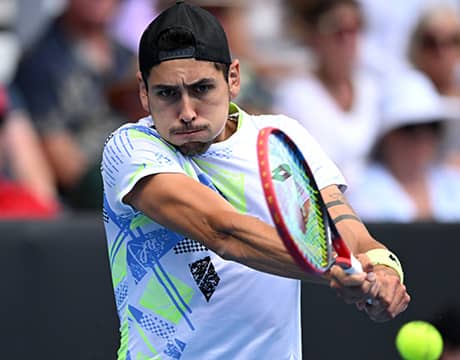 地元の期待背負い決勝へ 単複2冠に王手