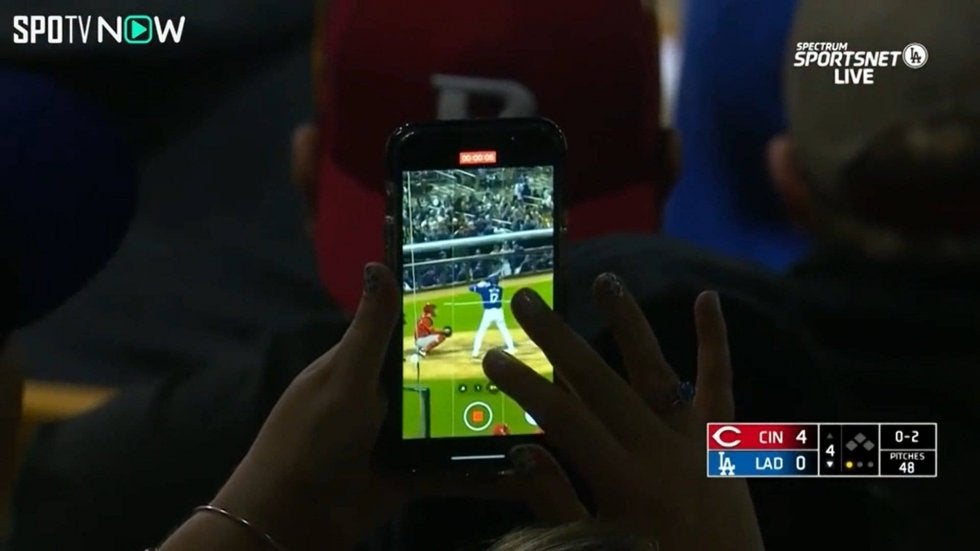 何がなんでも撮りたいの！大スター・大谷翔平の雄姿を必死に撮影するファン心理に共感…「わかるわー」「前の人いると難しいよねw」