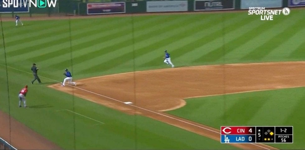 守備下手って言ったヤツ出てこい！「宮本慎也じゃん」「エラー多いだけで下手じゃない」リーグワースト失策のドジャース三塁手・マンシーが“超絶美技”を炸裂した瞬間