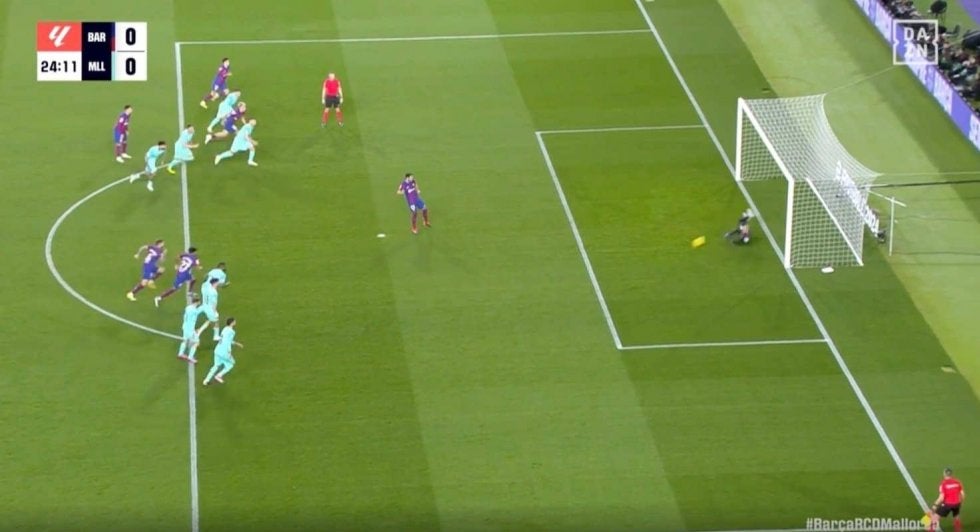 一体、何が起こった？「どこ蹴ってんだよ！」「ウソだろ…」 痛恨のPK失敗！シュートコースが完全に読まれる→GKが完璧セーブする瞬間　バルセロナの心臓がまさかのミス