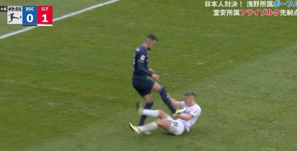 批判殺到！「退場させろ」「ありえねえだろ」倒れた相手を蹴りつける超問題シーン　審判がブチギレ！ファンも呆れた危険行為に問答無用でイエローカード2枚出し