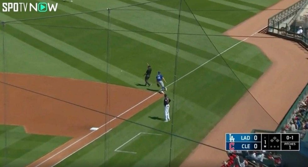 ボールがありえない方向に飛んだ！「怖すぎる…」「大丈夫かよ」審判に“弾丸ゴロ”がガッツリ直撃→思わず飛んだ瞬間　ドジャース守備陣もビックリの珍プレー