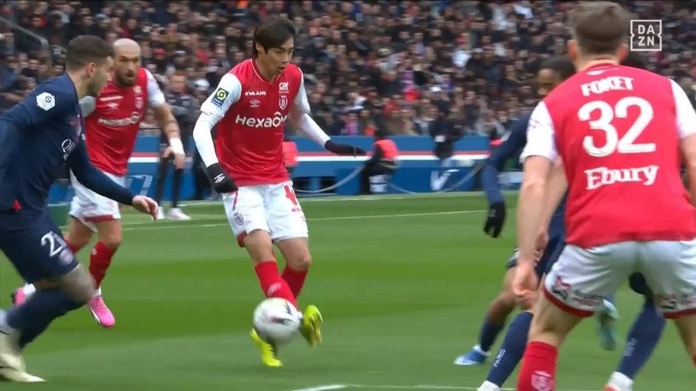 伊東純也、予測不可能なおしゃれパスで世界最高DF陣を翻弄！急加速＆アウトサイドチップキックでPSG守備陣4人を無効化した瞬間「そこを通すか！」