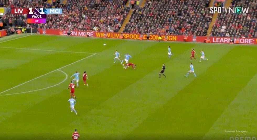 潰しまくるだけじゃねえ！リバプール遠藤航が狙っていた“奇襲”を仕掛けた瞬間　90分間アンカーに徹した鉄人が試合終了間際に炸裂したワンプレーにファン熱狂