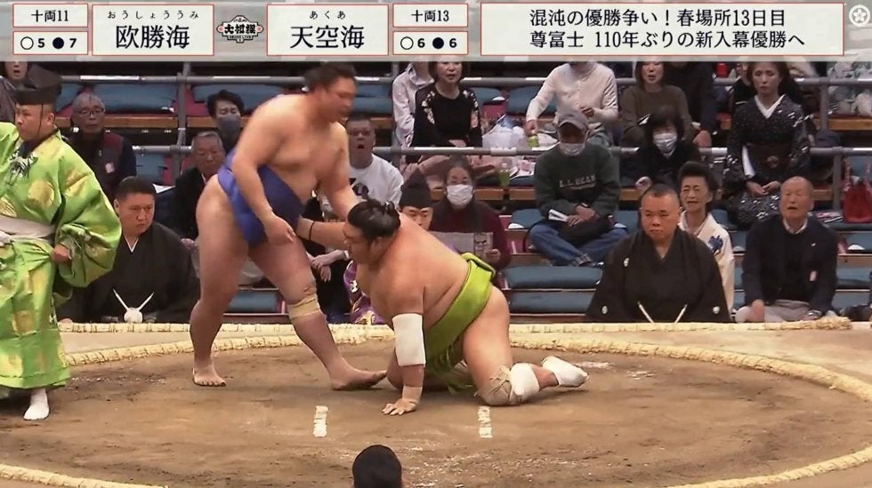 熱戦の末、突然ガクッと崩れ落ちた力士…予想外の幕切れに館内騒然 キレが鋭すぎる決まり手に敗れた力士も呆然