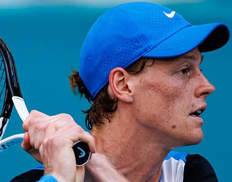 シナー 車いすテニスに挑戦「苦労した」