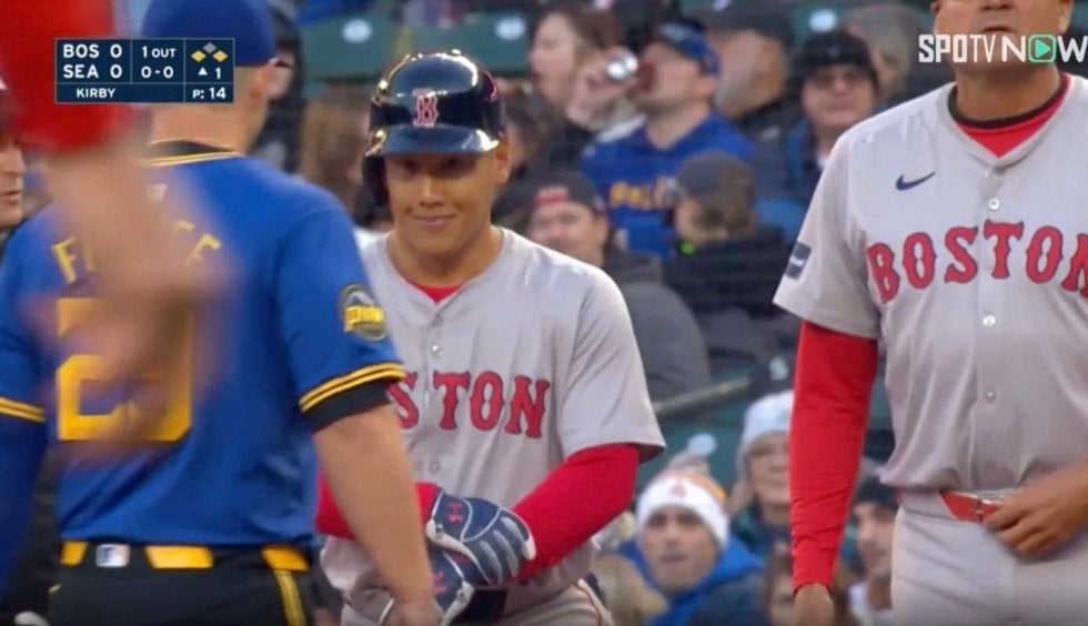 投手をイラつかせる！なんで笑ってるんだ… レッドソックス・吉田正尚が驚異の「ネバネバ打法」 粘って出塁後に一瞬だけ見せた“不敵な笑み”にファン騒然