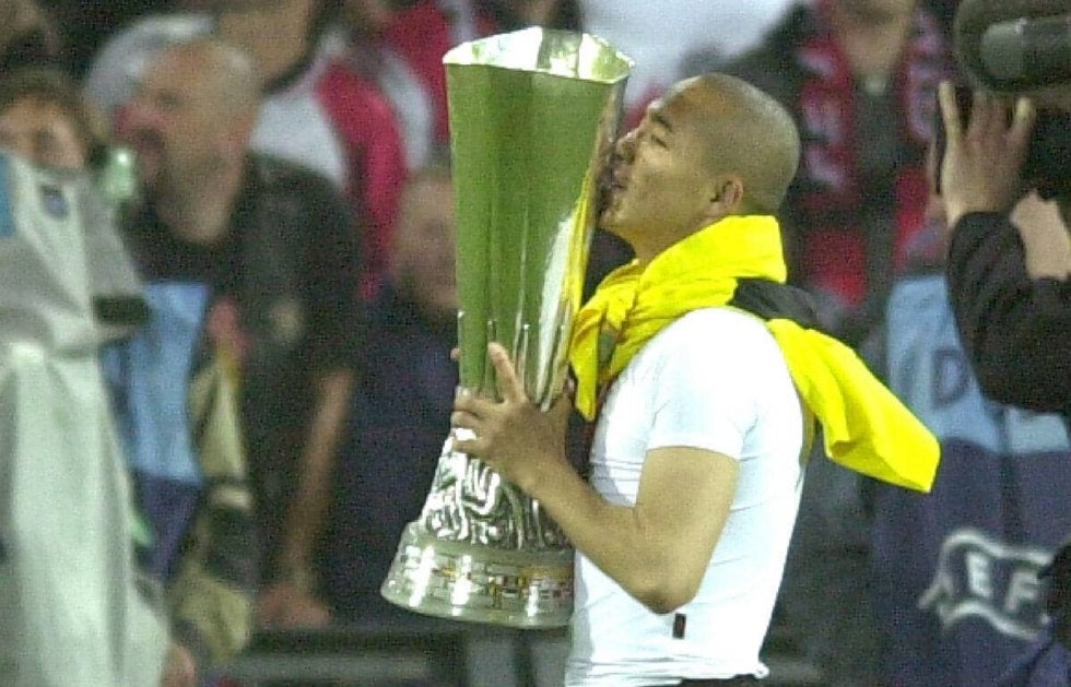 「永遠の愛」「決して忘れない」小野伸二氏がフェイエノールトに帰還、UEFAカップを掲げる姿にファンが大興奮「これぞレジェンド」