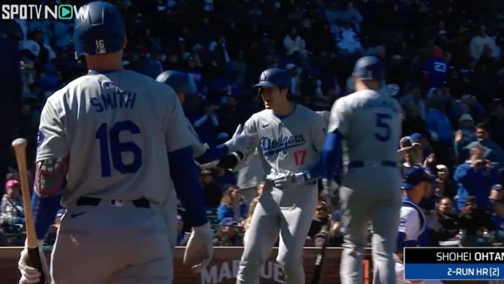 大谷翔平が愛されまくっている…！ ホームラン後のチームメイトたちの祝福がヤバすぎると話題に 「マスコットじゃん」「信じてたんだろうな」
