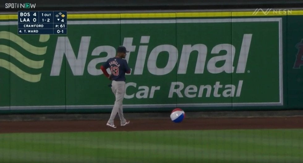 「迷惑な」「なにやっとんねん」グラウンドに落ちてきたのはまさかの……外野手もお手上げの爆笑シーン