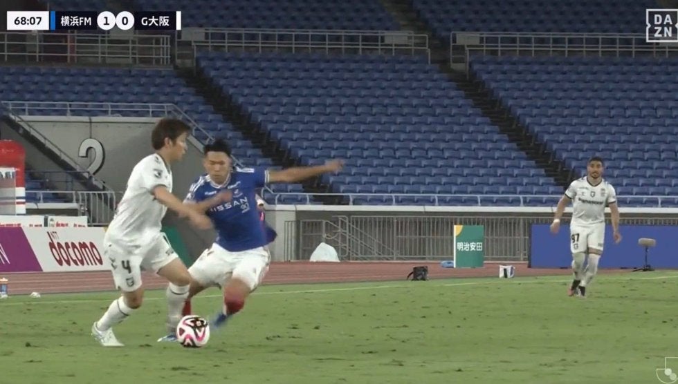 現役慶応大生が鮮烈J1デビュー！ファーストプレーから闘志全開、バチバチのやりあいも一歩も引かない強心臓に「気持ち入ってる！」「いいね！」