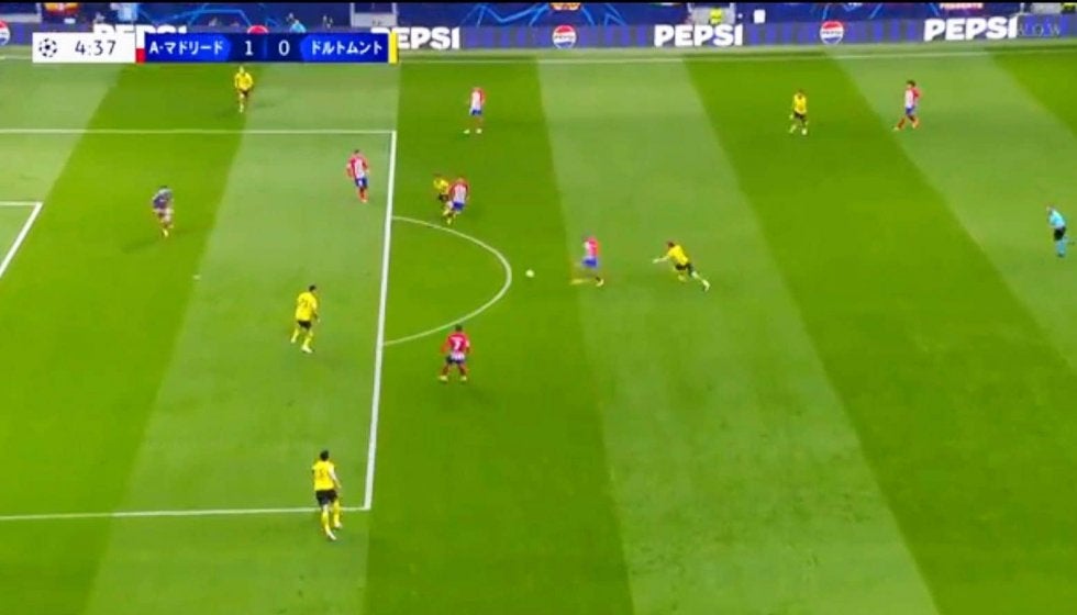 「軽率すぎ」「やらかした」ドルトムント守備陣に批判の声…痛恨のパスミス→開始４分で失点の一部始終「安易だ」「しっかりしてくれよ」