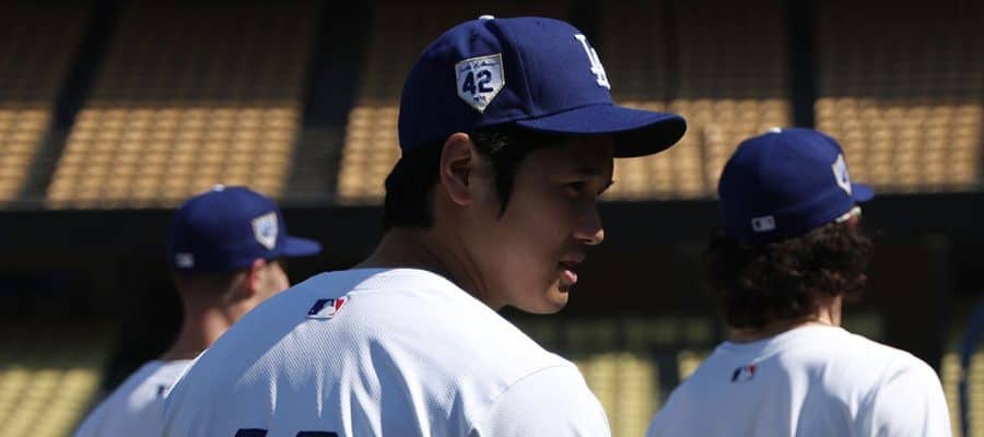 大谷翔平、始球式の捕手役で異例の登場　ワンバウンド投球をキャッチ…本拠地喝采