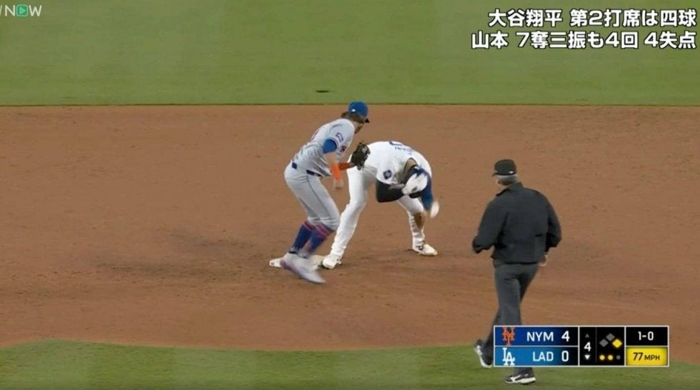 球場がどよめく！ 大谷翔平に一体、何が起こったのか…！？　大丈夫か… “予想外のハプニング”がヤバすぎると話題に 「無事でよかったわ」「イヤな汗かかせるなよ」