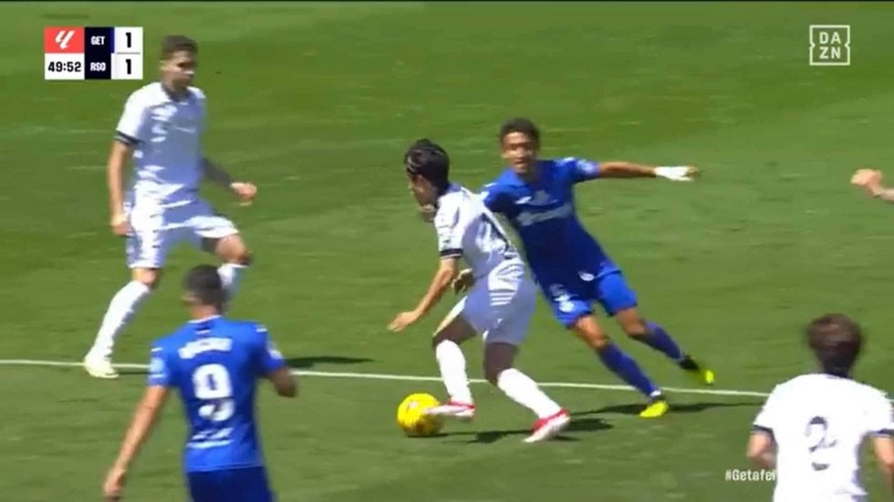 「ワールドクラス」久保建英、3秒で3人抜きの圧巻ドリブル炸裂！掴みかかる相手を次々にかわす超絶ステップ＆タッチに「早送りってくらい速い」